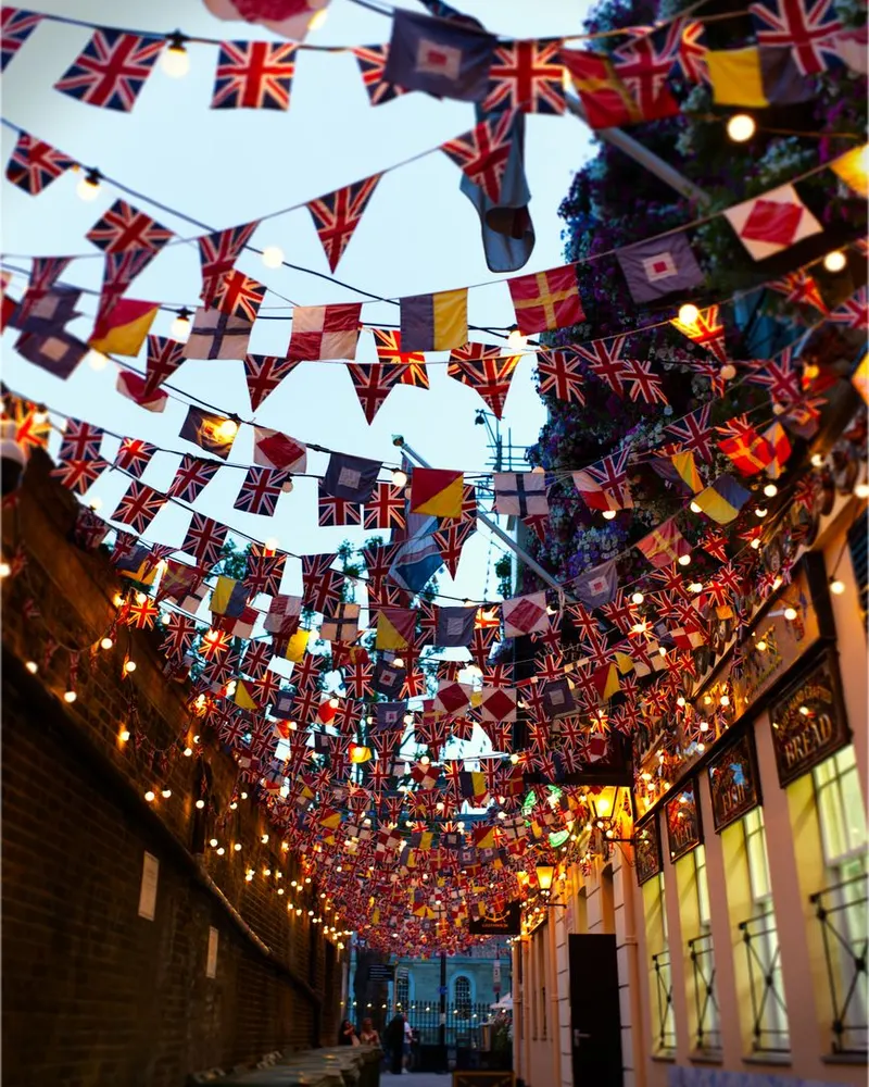 Rue commerçante habillée de fanions et drapeaux publicitaires à Landivisiau