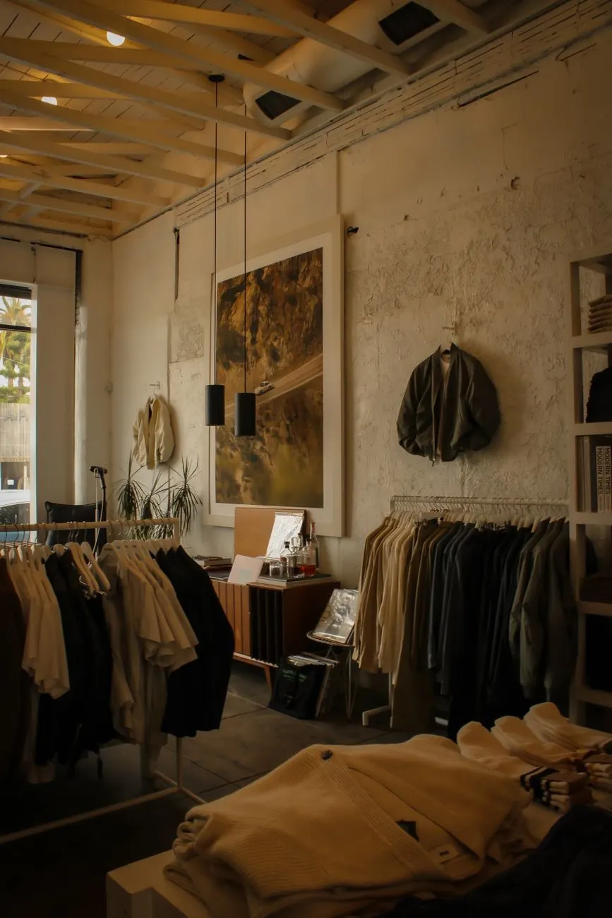Intérieur de boutique avec un grand panneau imprimé accroché au mur