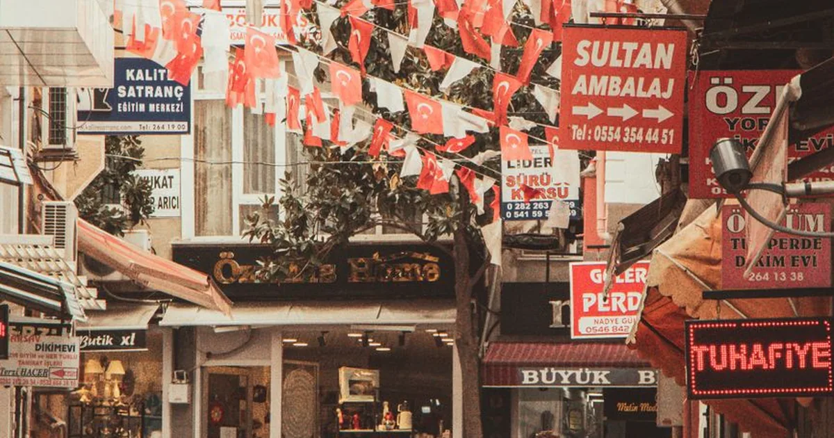 Rue commerçante dense où chaque établissement cherche à être repéré