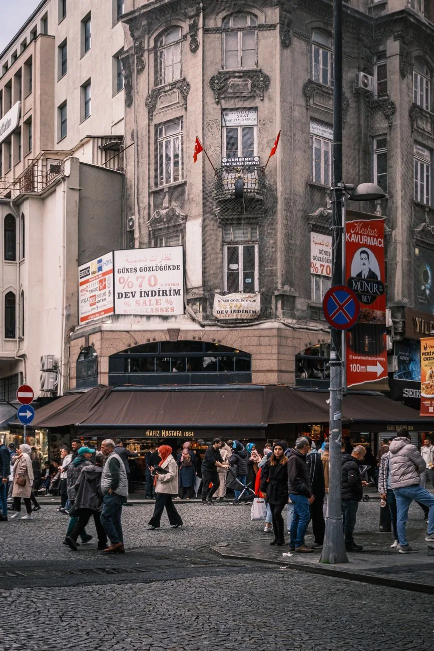 Façades commerciales et panneaux directionnels dans une rue fréquentée