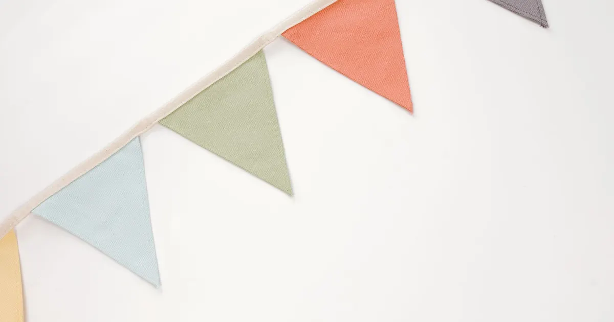 Guirlande de fanions colorée installée pour l'ouverture d'un commerce