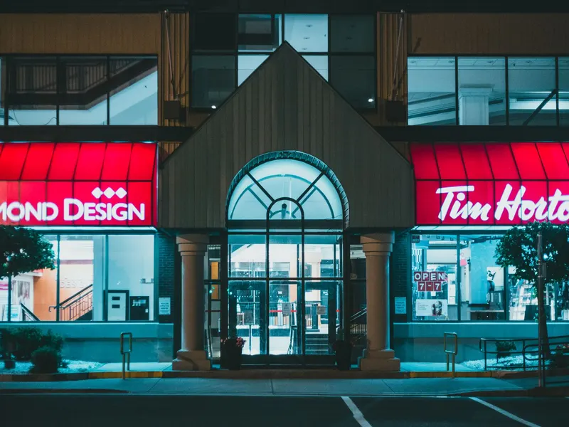 Enseigne de commerce en façade à Landivisiau