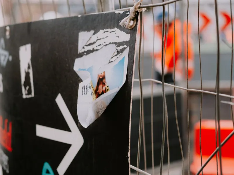 Banderole publicitaire grand format tendue sur une palissade de chantier